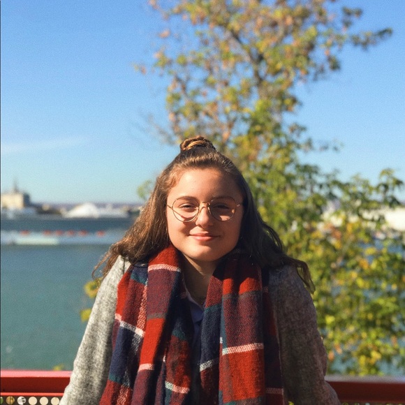 Meet your Posher, Letitia - Picture 1 of 1